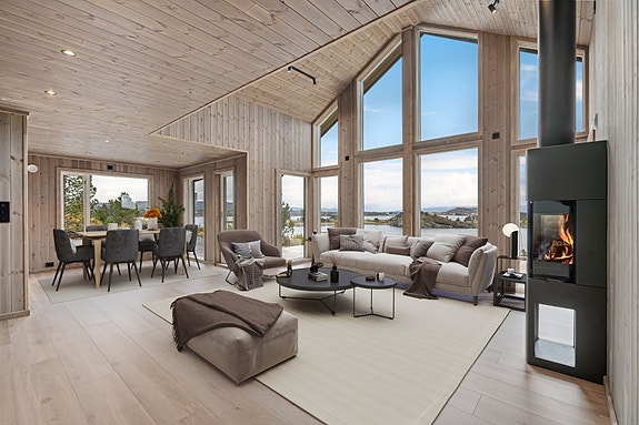 Velkommen til Risvikkleiva og denne flotte fritidsboligen med fantastisk sjøutsikt!