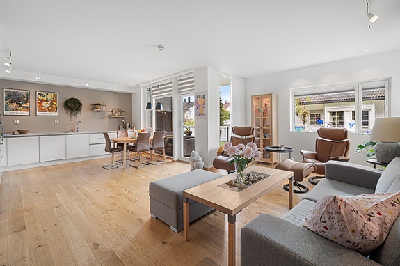 EiendomsMegler1 v/Marius Aune Olsen har gleden av å presentere en delikat og påkostet 3-roms leilighet med fantastisk beliggenhet på Nedre Charlottenlund!