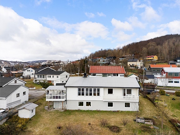 Sjarmerende enebolig i naturskjønne omgivelser, med flott utsikt og nærhet til fjell og friluftsliv. Perfekt for familier.