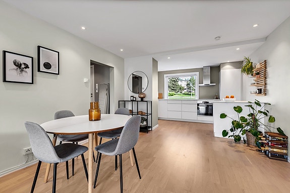 Velkommen til Bølerskrenten 18, en meget pen 3-roms andelsleilighet med bl.a varmtvann og fyring inkludert i felleskostnader!