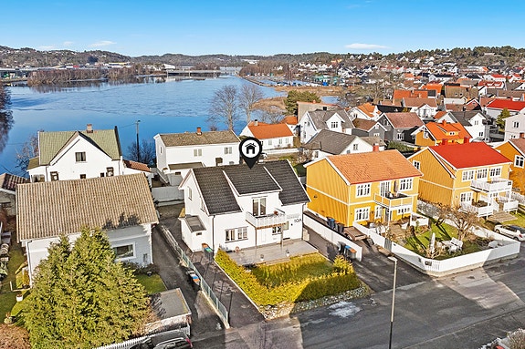 Boligen er nylig pusset opp og har en god planløsning. I oppussingen har man hatt fokus på moderne materialer og fargevalg.