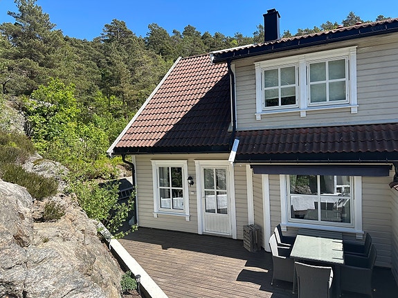 Boligen ligger usjenert og rolig til i skogkanten i enden av en blindvei.