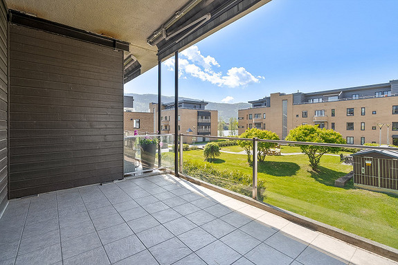 Stor overbygget veranda med ettermiddag og kveldssol