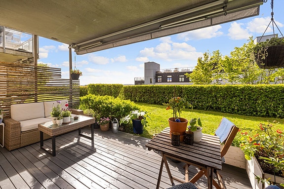 - Svært innbydende 3-roms leilighet fra 2005 med 12m² vestvendt markterrasse og nydelig utsikt -