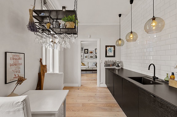 Leiligheten oppleves lys og luftig med store vindusflater og god takhøyde.