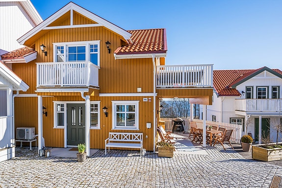 Fasade vest - brostensbelagte uteområder