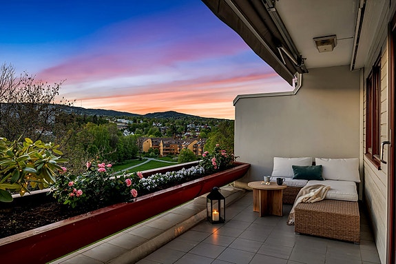 Velkommen til Skøyen Terrasse 28 - en lys og innbydende leilighet som har alt familien kan ønske seg. Leiligheten er gjennomgående og byr på tre soverom samt to bad, perfekt for en praktisk og komfortabel hverdag.