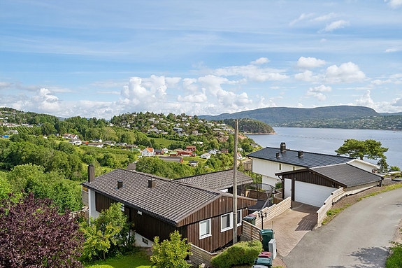 Boligen har en god intern beliggenhet med en usjenert plassering ytterst i boligområdet, grensende mot mark og med fin utsikt over Drammensfjorden.