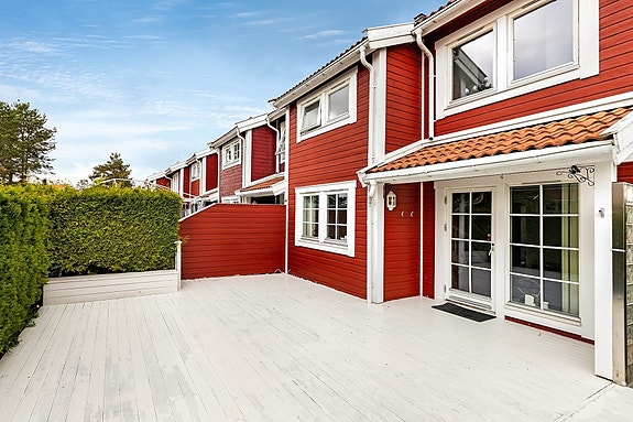 Velkommen til Åslandhellinga 158 - familievennlig rekkehus med skjermet hage. Vi gjør oppmerksom på at bildene i denne annonsen er hentet fra et tidligere salg