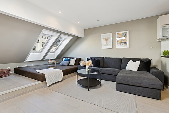 DNB Eiendom ved Kamilla Rein ønsker velkommen til Vetrlidsallmenningen 13, en lys og moderne 3-roms eierleilighet av god størrelse.