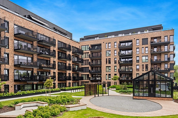 Vi har gleden av å presentere en veldig fin og moderne leilighet i 1.etg. i Møllegata 10 - også kjent som sameie Vammaveien Park.
Leiligheten har 2 soverom og stor markterrasse ut mot veldig fint atrium
