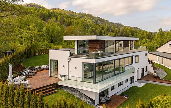 High-End funkisvilla med panorama fjordutsikt, takterrasse, utleiedel og dobbelgarasje. Høyt og solrikt i vakkert område.