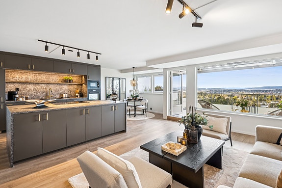 Stor, lys og åpen stue/kjøkken løsning med flott utsikt. App styrte, dimmbare lys og med listefrie vinduer/tak. Det er montert panelovn med wifi, appstøtte, panel i herdet glass, digitalt termometer, klokke, frostvakt og overopphetingsvern under vinduene.
