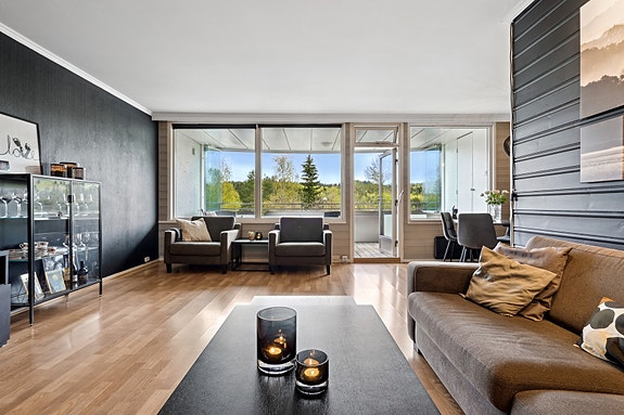 EiendomsMegler 1 v/ Magnus Sollid har gleden av å presentere en flott og lun 3-roms med attraktiv beliggenhet på Flatåsen.