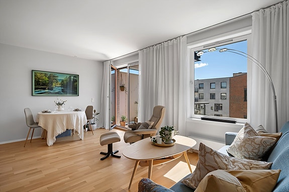 Romslig stue med plass for både salong og spisebord