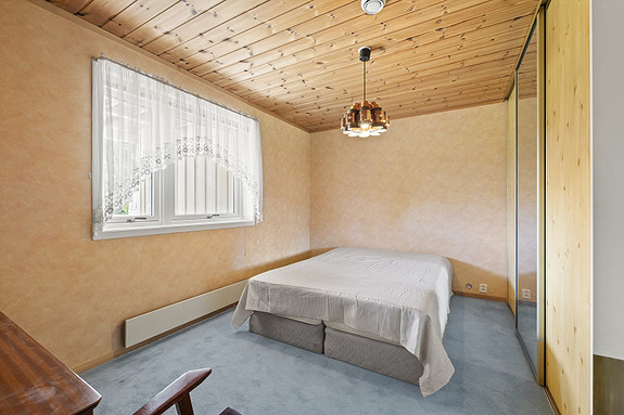 Soverom med skyvedørsgarderobe