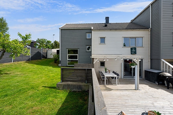 Fint enderekkehus med solrik og velstelt hage. 3 soverom, garasje og kort vei til skoler og barnehager. Barnevennlig.