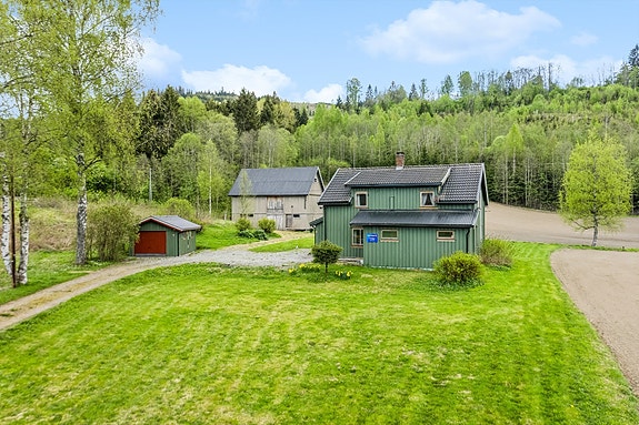 EiendomsMegler 1 Hadeland v/Sindre Backe har gleden av å presentere Hadelandsvegen 1954 for salg - Eiendommen ligger i landlige omgivelser langs Hadelandsvegen på Roa.