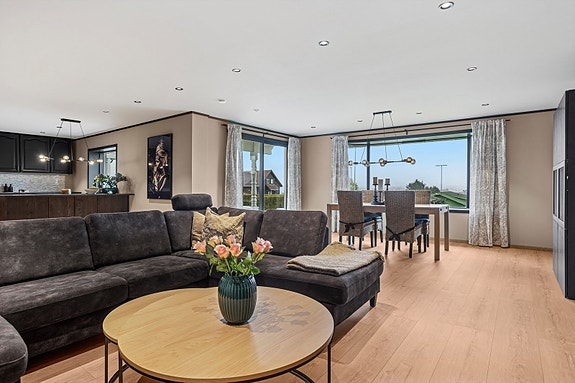 Velkommen til Tjeltavegen 16 - En innholdsrik enebolig med sentral beliggenhet.