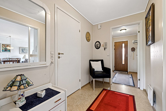 Fra overbygget inngangsparti kommer man inn i en gang/entré