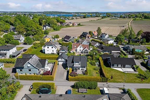 Innholdsrik velholdt enebolig over 3 plan + garasje på solrik eiet tomt i veletablert område på Astoria