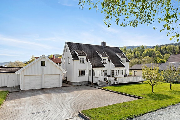 Velkommen til Kolbuvegen 7 - En ærverdig og romslig enebolig med bla. 5 soverom, 2 stuer, 2 toalettrom, bad og vaskerom. Dobbelgarasje m/bod og bred gårdsplass.