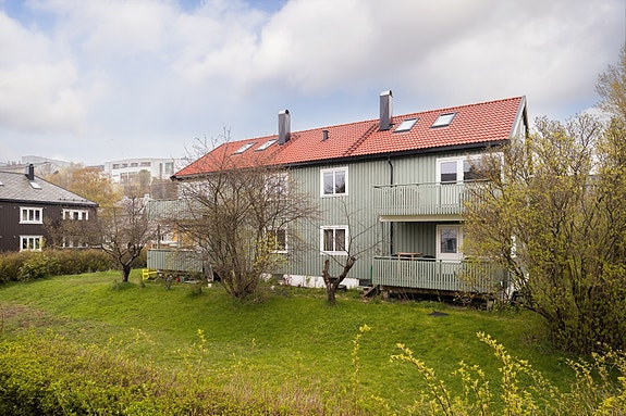 Velkommen til P.A. Munchs gate 7 - En sentral og tilbaketrukket 4-roms selveierleilighet over to plan i firemannsbolig med attraktiv beliggenhet ved Høyskoleparken.
