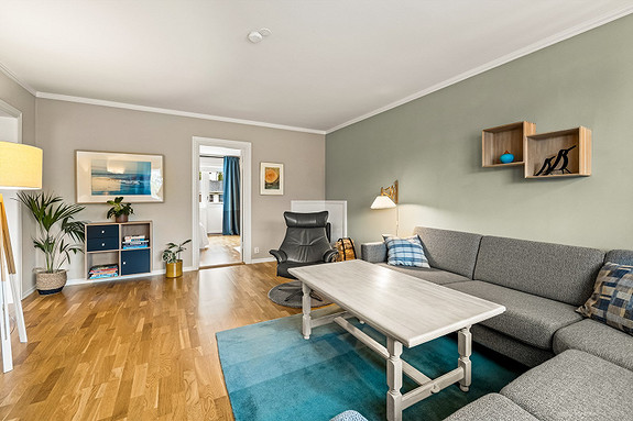 Lys og moderne stue med god plass til møblering.