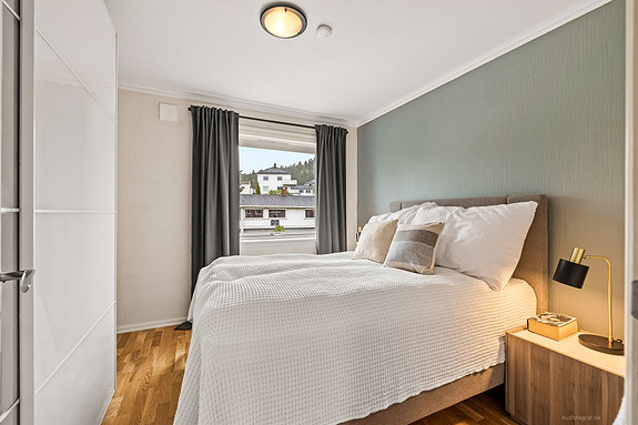 Soverom 1 med god plass til dobbeltseng og stor garderobe.