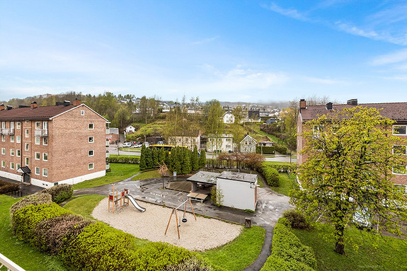 Leiligheten har en fin beliggenhet i et rolig, attraktivt og barnevennlig boligområde.