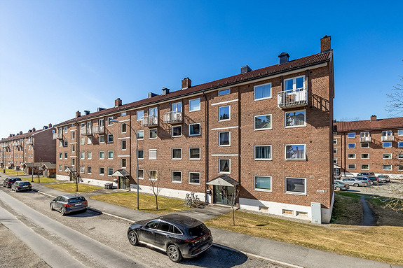 Det er umiddelbar nærhet til dagligvare, buss, barnehage, barneskole og idrettsanlegg.