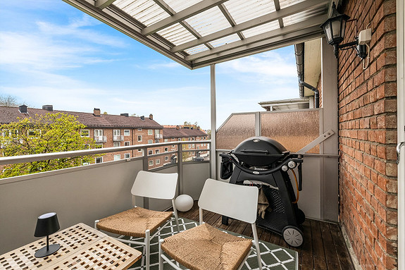 God plass til sittegruppe og grill.