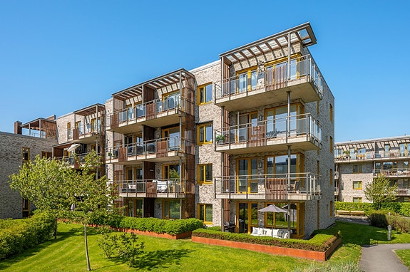 Leiligheten ligger på hjørnet i første etasje og har dermed flere vinduer og mer lysinnslipp.