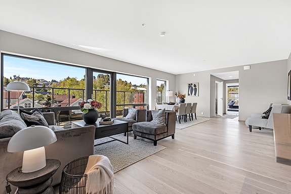 STUE| Romslig stue på 50 kvm med gode møbleringsmuligheter.