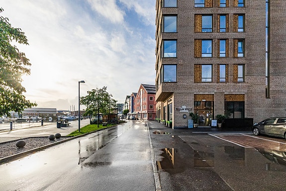 Fasade. Kafé og dagligvarebutikk rett ved inngangen.