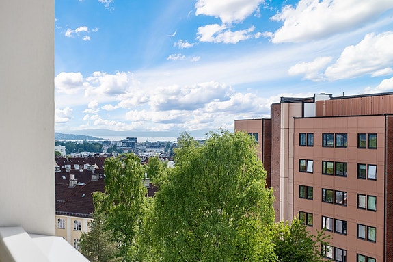 Boligen ligger i 8. etasje og har flott utsikt.