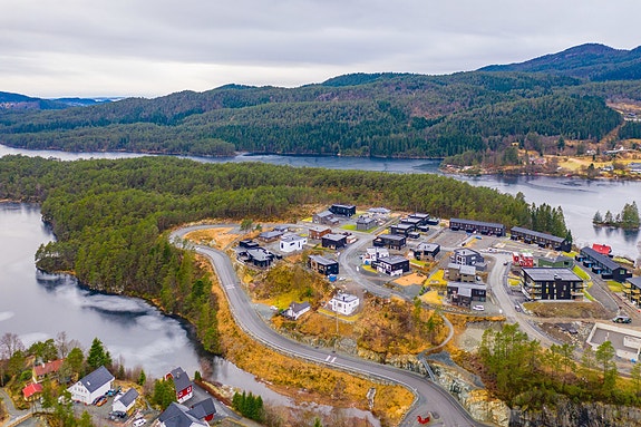 Tomten ligger i et nyetablert boligfelt, sør for Søfteland skole
