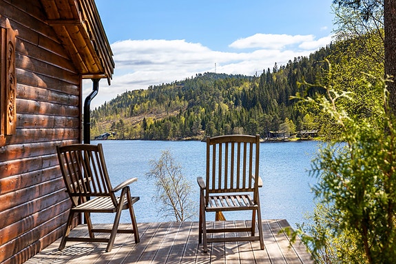 Terrasse med fantastisk utsikt, perfekt for å nyte morgenkaffen.