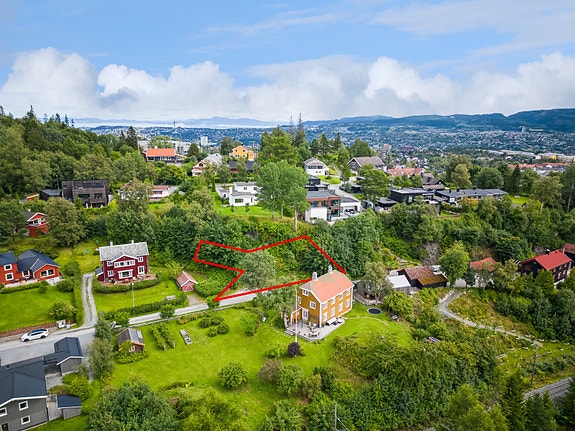 Solforholdene svarer til gateadressen, og sola kan nytes gjennom hele dagen fra frodige, grønne omgivelser. Sommerstid er det sol på eiendommen helt frem til ca. kl. 22.