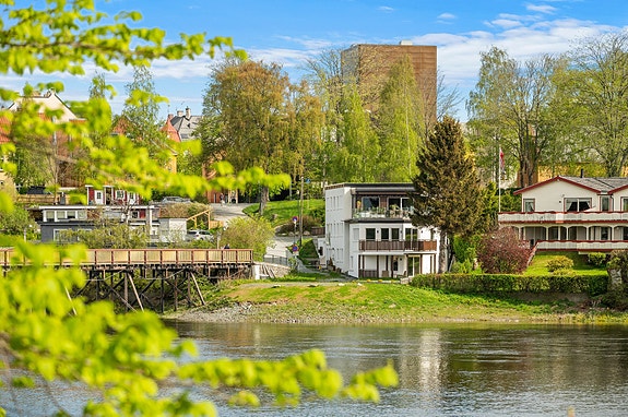 Velkommen til en urban og innbydende 4-roms på 115m2 BRA-i rett ved Nidelvens bredd. Behagelig gangavstand til sentrum.