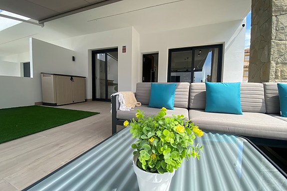 Unik mulighet! Flott hjørne-leilighet med 3 soverom og 2 bad | Flotte fellesområder | Gangavstand til strand