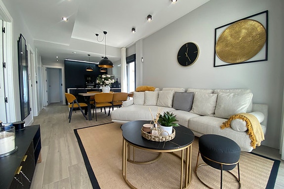 Unik mulighet! Flott hjørne-leilighet med 3 soverom og 2 bad | Flotte fellesområder | Gangavstand til strand