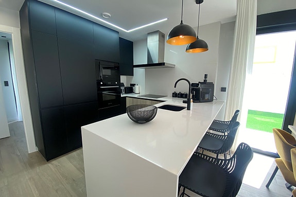 Unik mulighet! Flott hjørne-leilighet med 3 soverom og 2 bad | Flotte fellesområder | Gangavstand til strand