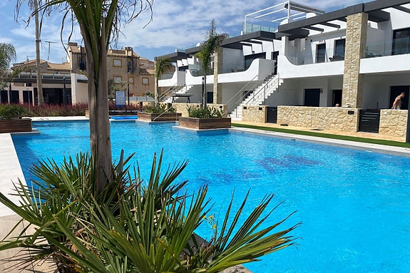 Unik mulighet! Flott hjørne-leilighet med 3 soverom og 2 bad | Flotte fellesområder | Gangavstand til strand