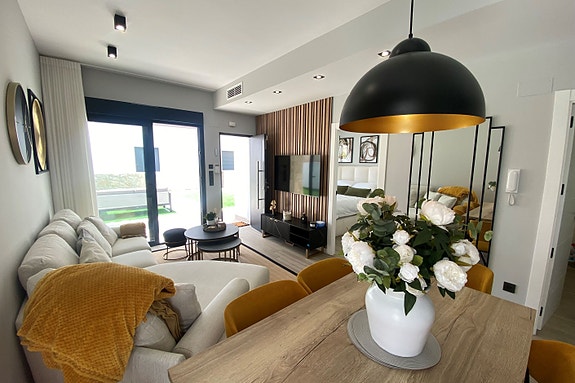 Unik mulighet! Flott hjørne-leilighet med 3 soverom og 2 bad | Flotte fellesområder | Gangavstand til strand