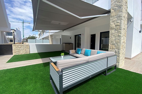 Unik mulighet! Flott hjørne-leilighet med 3 soverom og 2 bad | Flotte fellesområder | Gangavstand til strand