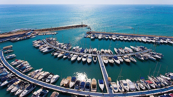 Gangavstand til stranden | Ny moderne leilighet | Innendørs og utendørs basseng!