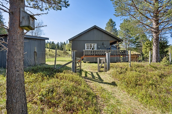 Velkommen til Stenhusvollvegen 30! En sjarmerende fritidseiendom med skjermet og idyllisk beliggenhet.