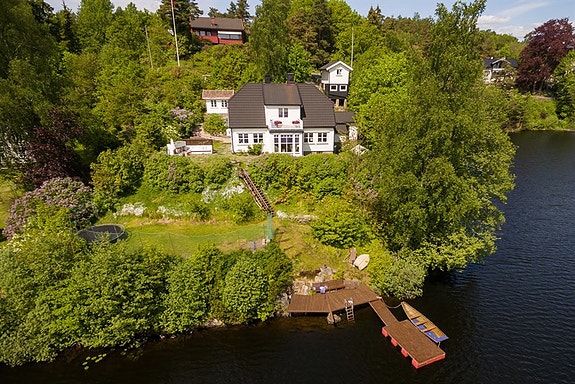Velkommen til Eidebakken 21- Stor enebolig med ca. 200 meter strandlinje, brygge/flytebrygge og flott tomt!