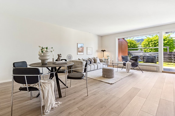 Velkommen til en flott 3-roms med trappefri adkomst, vestvendt uteplass og hage.